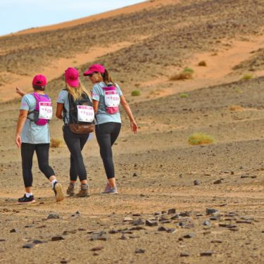 TROIS FILLES À PIED DANS LE DÉSERT