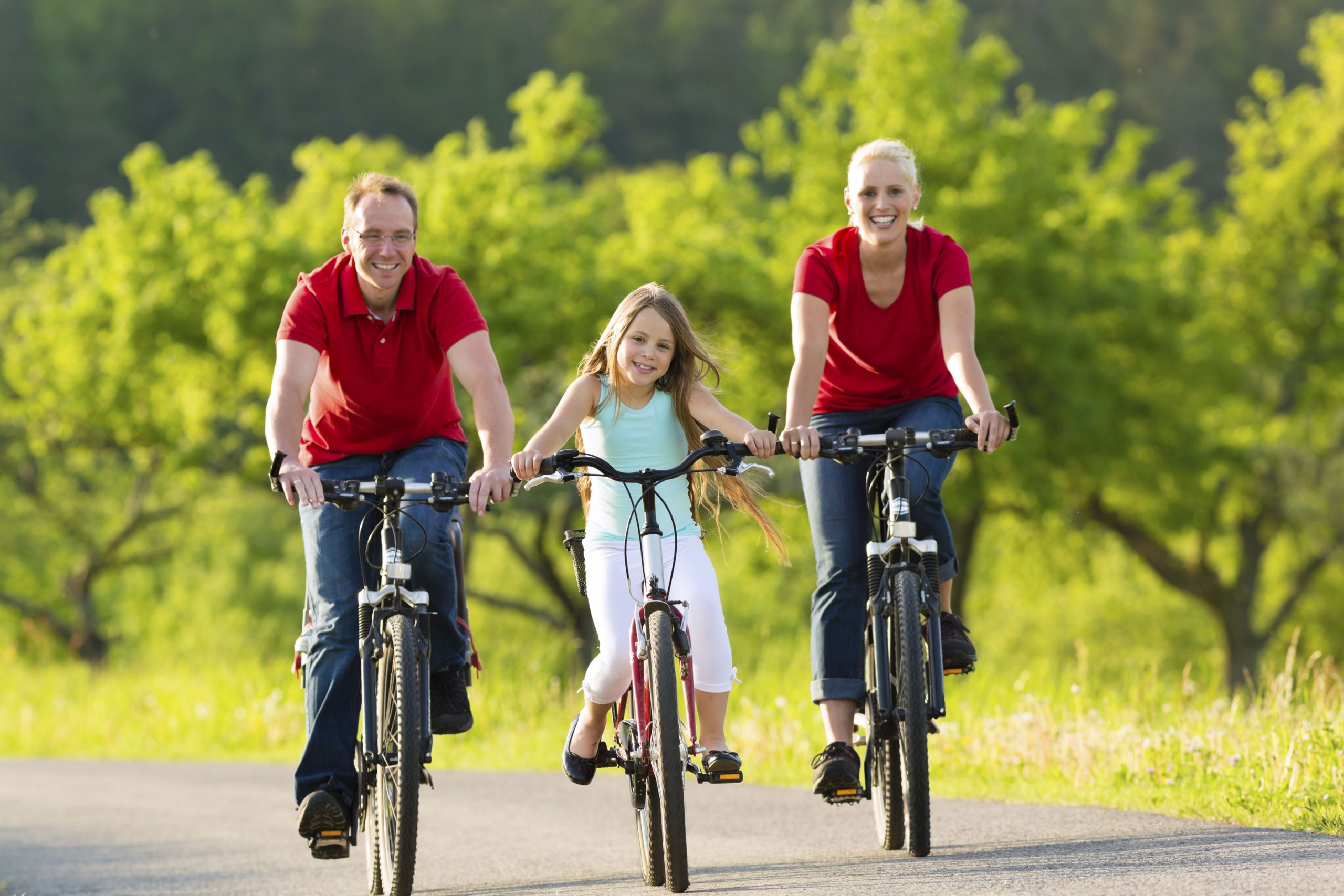 Социально активная семья. Спортивная семья. Семья на велосипедах. Семья занимается спортом. Кататься на велосипеде здоровый образ жизни.