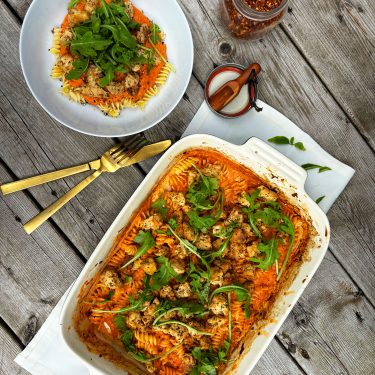 Pâte tomate-feta servie avec tofu-césar